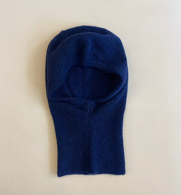Stickad balaclava i mjuk alpackablandning. Ribbad kant.

Färg: Navy, mörkblå

Material: 48% baby alpackaull, 20% ull, 30% polyamid, 2% elastan.

Tillverkad i: Europa

Tvätt:&nbsp;30 grader fintvätt