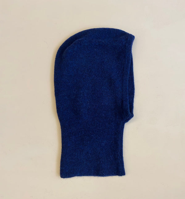 Stickad balaclava i mjuk alpackablandning. Ribbad kant.

Färg: Navy, mörkblå

Material: 48% baby alpackaull, 20% ull, 30% polyamid, 2% elastan.

Tillverkad i: Europa

Tvätt:&nbsp;30 grader fintvätt