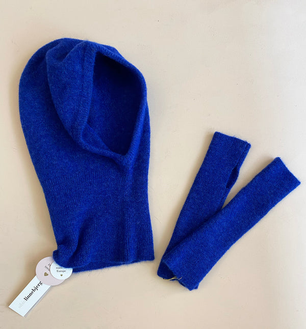 Stickad balaclava i mjuk alpackablandning. Ribbad kant.

Färg: Palatsblå

Material: 48% baby alpackaull, 20% ull, 30% polyamid, 2% elastan.

Tillverkad i: Europa

Tvätt:&nbsp;30 grader fintvätt