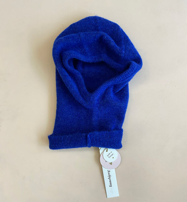 Stickad balaclava i mjuk alpackablandning. Ribbad kant.

Färg: Palatsblå

Material: 48% baby alpackaull, 20% ull, 30% polyamid, 2% elastan.

Tillverkad i: Europa

Tvätt:&nbsp;30 grader fintvätt