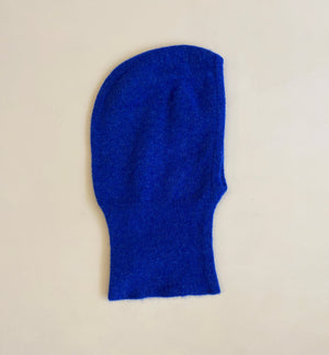 Stickad balaclava i mjuk alpackablandning. Ribbad kant.

Färg: Palatsblå

Material: 48% baby alpackaull, 20% ull, 30% polyamid, 2% elastan.

Tillverkad i: Europa

Tvätt:&nbsp;30 grader fintvätt