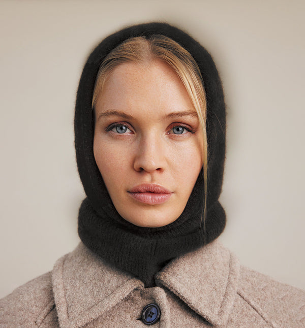 Stickad balaclava i mjuk alpackablandning. Ribbad kant.

Färg: Svart

Material: 48% baby alpackaull, 20% ull, 30% polyamid, 2% elastan.