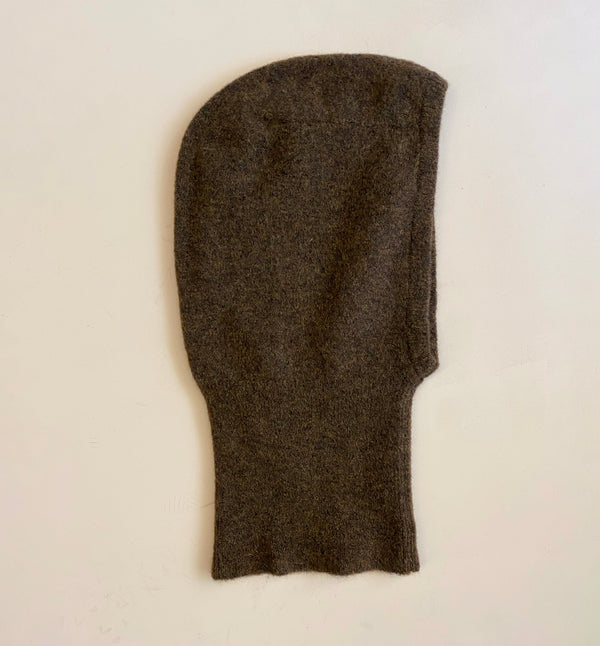 Stickad balaclava i mjuk alpackablandning. Ribbad kant.

Färg: Brun

Material: 48% baby alpackaull, 20% ull, 30% polyamid, 2% elastan.

Tillverkad i: Europa

Tvätt:&nbsp;30 grader fintvätt