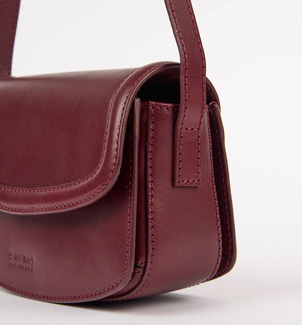 Handväska Kendalini i O My Bag klassiska läder i mörk körsbärston. En justerbar rem låter dig växla mellan axellängd och crossbody-väska. Väskan har magnetisk stängning, fickor i dragspelsstil och ett huvudfack med tillräckligt med plats för solglasögon, läppglans, nycklar och mer.&nbsp;

Material: Läder med slät yta och en mjuk glans. Lädret är av högsta kvalitet och garvat utan användning av skadliga kemikalier och har ingen syntetisk toppfinish. 
