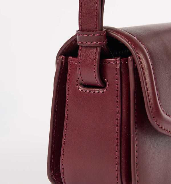 Handväska Kendalini i O My Bag klassiska läder i mörk körsbärston. En justerbar rem låter dig växla mellan axellängd och crossbody-väska. Väskan har magnetisk stängning, fickor i dragspelsstil och ett huvudfack med tillräckligt med plats för solglasögon, läppglans, nycklar och mer.&nbsp;

Material: Läder med slät yta och en mjuk glans. Lädret är av högsta kvalitet och garvat utan användning av skadliga kemikalier och har ingen syntetisk toppfinish. 