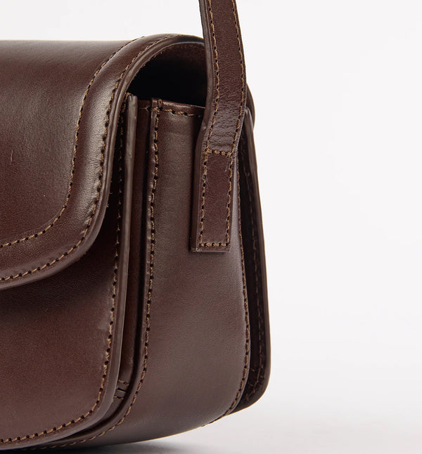 Handväska Kendalini i O My Bag klassiska läder i mörk körsbärston. En justerbar rem låter dig växla mellan axellängd och crossbody-väska. Väskan har magnetisk stängning, fickor i dragspelsstil och ett huvudfack. Färg: Chokladbrun

Mått: Längd: 21 cm, bredd: 7,5 cm, höjd: 13,5 cm&nbsp;

Axelband i läder: Längd min. 69 cm / max. 125 cm, bredd 1,7cm

Tillverkad i: Indien