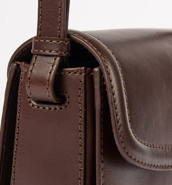 Handväska Kendalini i O My Bag klassiska läder i mörk körsbärston. En justerbar rem låter dig växla mellan axellängd och crossbody-väska. Väskan har magnetisk stängning, fickor i dragspelsstil och ett huvudfack. Färg: Chokladbrun

Mått: Längd: 21 cm, bredd: 7,5 cm, höjd: 13,5 cm&nbsp;

Axelband i läder: Längd min. 69 cm / max. 125 cm, bredd 1,7cm

Tillverkad i: Indien