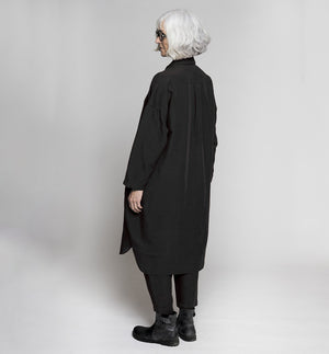 Skjortklänning Elinor från danska Muse Wear är inspirerad av klassisk herrskjorta. Fickor i sidorna och ok med veck bak. Sydd i en lyxig Tencel- och linneblandning. Designad i danska Thy.&nbsp;

Färg: Kastanj, rödbrun

Material: 70% Tencel,&nbsp;30% linne.&nbsp;Detta tyg är tillverkat i Portugal.

Skötselråd: 30 grader fintvätt

Tillverkad i: Portugal&nbsp;
