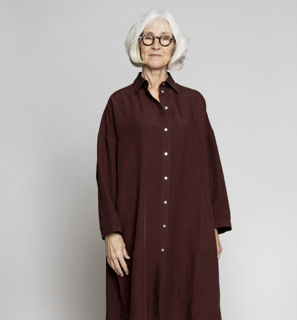 Skjortklänning Elinor inspirerad av klassisk herrskjorta från danska Muse Wear. Fickor i sidorna och ok med veck bak. Sydd i en lyxig Tencel- och linneblandning. Designad i danska Thy.&nbsp;

Färg: Kastanj

Material: 70% Tencel,&nbsp;30% linne.&nbsp;Detta tyg är tillverkat i Portugal.

Skötselråd: 30 grader fintvätt

Tillverkad i: Portugal&nbsp;