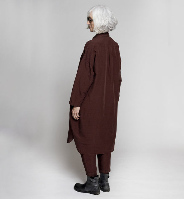 Skjortklänning Elinor inspirerad av klassisk herrskjorta från danska Muse Wear. Fickor i sidorna och ok med veck bak. Sydd i en lyxig Tencel- och linneblandning. Designad i danska Thy.&nbsp;

Färg: Kastanj

Material: 70% Tencel,&nbsp;30% linne.&nbsp;Detta tyg är tillverkat i Portugal.

Skötselråd: 30 grader fintvätt

Tillverkad i: Portugal&nbsp;