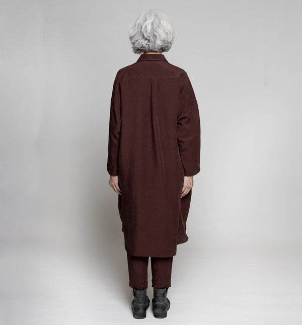 Skjortklänning Elinor inspirerad av klassisk herrskjorta från danska Muse Wear. Fickor i sidorna och ok med veck bak. Sydd i en lyxig Tencel- och linneblandning. Designad i danska Thy.&nbsp;

Färg: Kastanj

Material: 70% Tencel,&nbsp;30% linne.&nbsp;Detta tyg är tillverkat i Portugal.

Skötselråd: 30 grader fintvätt

Tillverkad i: Portugal&nbsp;
