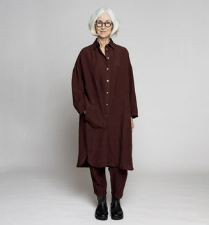Skjortklänning Elinor inspirerad av klassisk herrskjorta från danska Muse Wear. Fickor i sidorna och ok med veck bak. Sydd i en lyxig Tencel- och linneblandning. Designad i danska Thy.&nbsp;

Färg: Kastanj

Material: 70% Tencel,&nbsp;30% linne.&nbsp;Detta tyg är tillverkat i Portugal.

Skötselråd: 30 grader fintvätt

Tillverkad i: Portugal&nbsp;