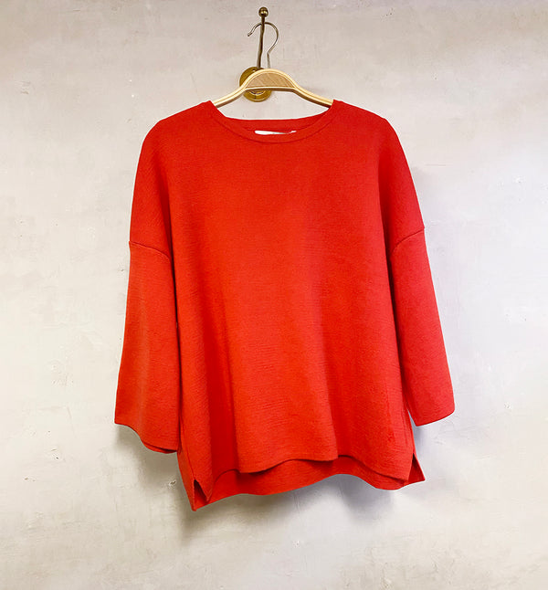 Ea från Sibin Linnebjerg är en boxig tröja med lite vidare ärm. Liten slits i sidorna.

Färg: Orangeröd

Material: 100% bomull.&nbsp;Garnet kommer från Italien.

Tillverkad i: Serbien

Tvätt:&nbsp;30 grader fintvätt