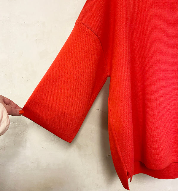 Ea från Sibin Linnebjerg är en boxig tröja med lite vidare ärm. Liten slits i sidorna.

Färg: Orangeröd

Material: 100% bomull.&nbsp;Garnet kommer från Italien.

Tillverkad i: Serbien

Tvätt:&nbsp;30 grader fintvätt