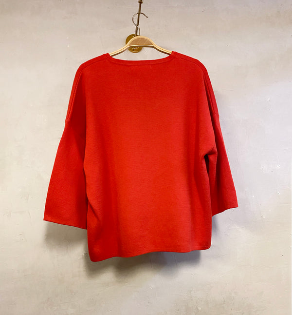 Ea från Sibin Linnebjerg är en boxig tröja med lite vidare ärm. Liten slits i sidorna.

Färg: Orangeröd

Material: 100% bomull.&nbsp;Garnet kommer från Italien.

Tillverkad i: Serbien

Tvätt:&nbsp;30 grader fintvätt