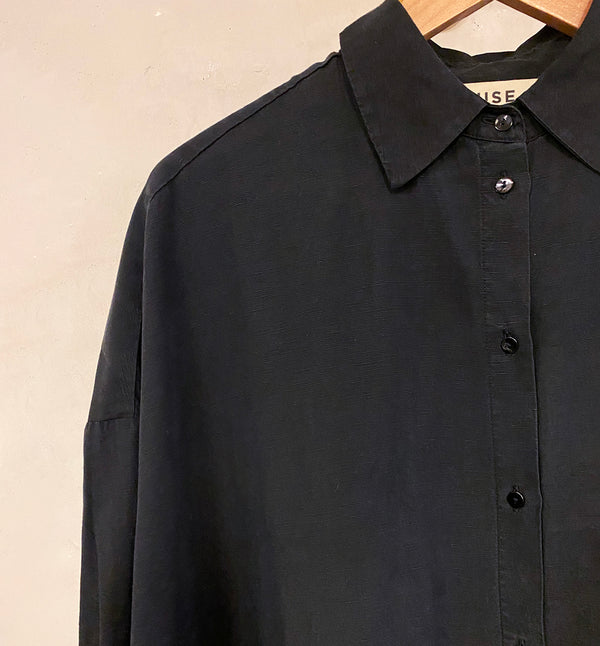 Skjortklänning Elinor från danska Muse Wear är inspirerad av klassisk herrskjorta. Fickor i sidorna och ok med veck bak. Sydd i en lyxig Tencel- och linneblandning. Designad i danska Thy.&nbsp;

Färg: Kastanj, rödbrun

Material: 70% Tencel,&nbsp;30% linne.&nbsp;Detta tyg är tillverkat i Portugal.

Skötselråd: 30 grader fintvätt

Tillverkad i: Portugal&nbsp;