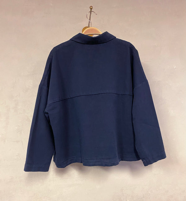 Jacka Elise&nbsp;från danska Muse Wear är en avslappnad skjortjacka med två fickor fram. Designad i danska Thy.&nbsp;

Färg: Mörkblå

Material: 50% ekologisk bomull, 50% återvunnen bomull

Skötselråd: 30 grader fintvätt

Tillverkad i: Portugal&nbsp;