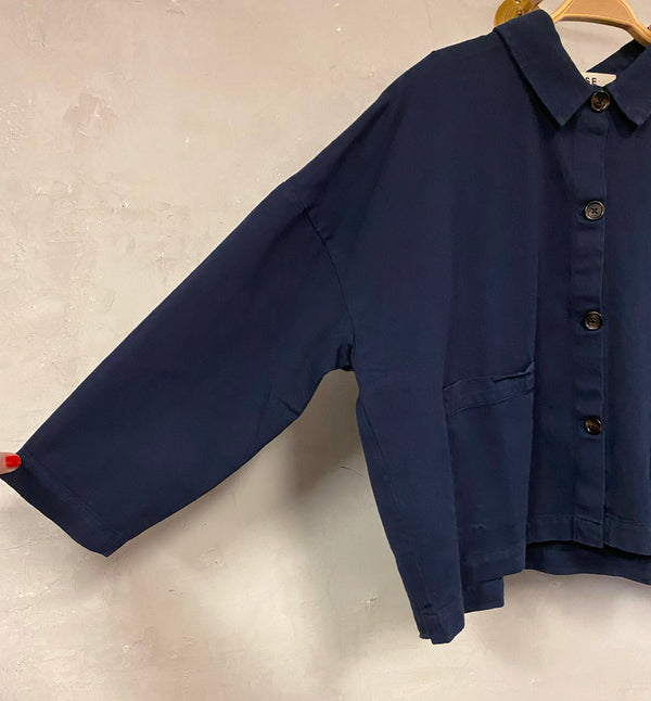 Jacka Elise&nbsp;från danska Muse Wear är en avslappnad skjortjacka med två fickor fram. Designad i danska Thy.&nbsp;

Färg: Mörkblå

Material: 50% ekologisk bomull, 50% återvunnen bomull

Skötselråd: 30 grader fintvätt

Tillverkad i: Portugal&nbsp;