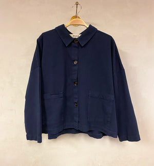 Jacka Elise&nbsp;från danska Muse Wear är en avslappnad skjortjacka med två fickor fram. Designad i danska Thy.&nbsp;

Färg: Mörkblå

Material: 50% ekologisk bomull, 50% återvunnen bomull

Skötselråd: 30 grader fintvätt

Tillverkad i: Portugal&nbsp;