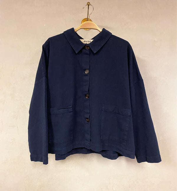 Jacka Elise&nbsp;från danska Muse Wear är en avslappnad skjortjacka med två fickor fram. Designad i danska Thy.&nbsp;

Färg: Mörkblå

Material: 50% ekologisk bomull, 50% återvunnen bomull

Skötselråd: 30 grader fintvätt

Tillverkad i: Portugal&nbsp;