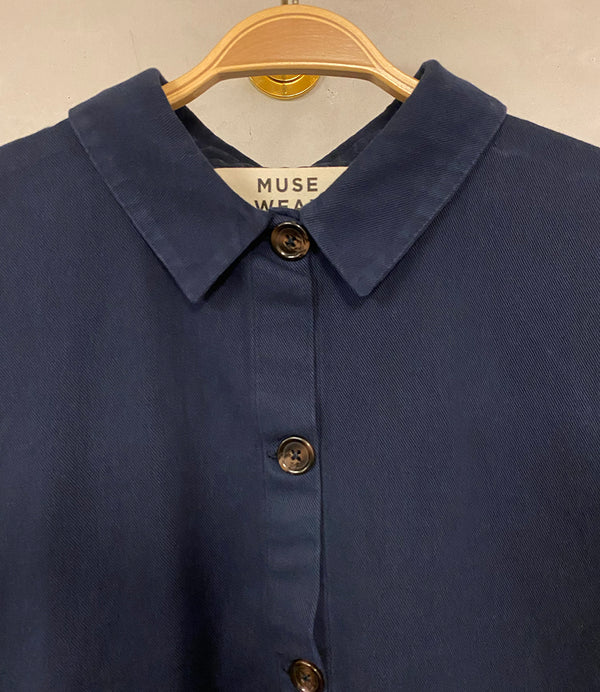 Jacka Elise&nbsp;från danska Muse Wear är en avslappnad skjortjacka med två fickor fram. Designad i danska Thy.&nbsp;

Färg: Mörkblå

Material: 50% ekologisk bomull, 50% återvunnen bomull

Skötselråd: 30 grader fintvätt

Tillverkad i: Portugal&nbsp;