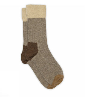 Mjuka ullstrumpor Esther i en ullblandning med kashmir. Strumporna har en klassisk ribbad topp och är tillverkade i en vacker färgblocksdesign med matchande färger. För att säkerställa bästa möjliga passform har strumporna en anatomiskt korrekt häl med 90° vinkel, samt en förstärkt häl och tå för ökad hållbarhet.

Färg: Blockfärgad i bruna toner

Material: 37% polyamid, 30%merinoull, 25% viskos, 5% kashmir, 3% elastan.

Tillverkad i: Lettland