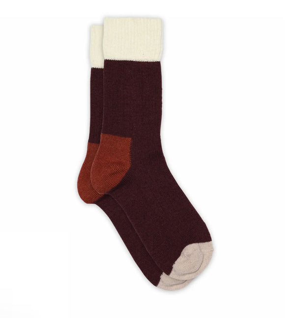 Mjuka ullstrumpor Esther i en ullblandning med kashmir. Strumporna har en klassisk ribbad topp och är tillverkade i en vacker färgblocksdesign med matchande färger. För att säkerställa bästa möjliga passform har strumporna en anatomiskt korrekt häl med 90° vinkel, samt en förstärkt häl och tå för ökad hållbarhet.

Färg: Blockfärgad i röda toner

Material: 37% polyamid, 30%merinoull, 25% viskos, 5% kashmir, 3% elastan.

Tillverkad i: Lettland