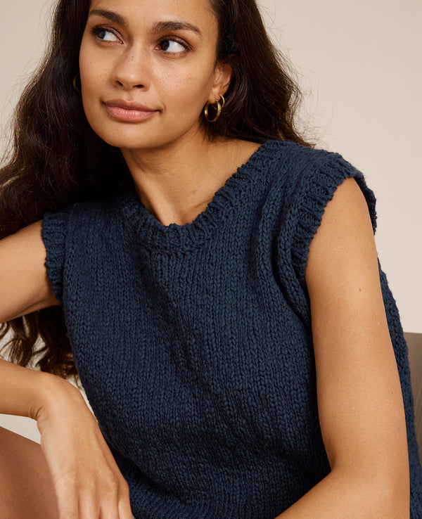 Ärmlös topp Esti från Sibin Linnebjerg.

Färg: Blå

Material: 100% ekologisk bomull.&nbsp;

Tillverkad i: Serbien

Tvätt:&nbsp;30 grader fintvätt