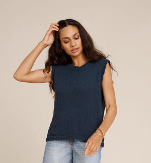 Ärmlös topp Esti från Sibin Linnebjerg.

Färg: Blå

Material: 100% ekologisk bomull.&nbsp;

Tillverkad i: Serbien

Tvätt:&nbsp;30 grader fintvätt