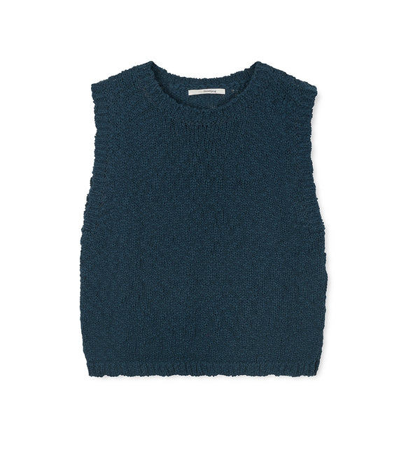 Ärmlös topp Esti från Sibin Linnebjerg.

Färg: Blå

Material: 100% ekologisk bomull.&nbsp;

Tillverkad i: Serbien

Tvätt:&nbsp;30 grader fintvätt