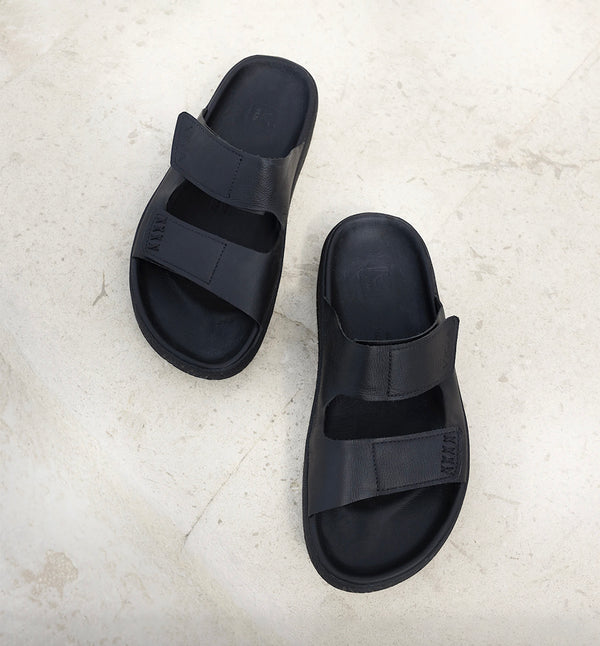 Sandal Etna från VEJA. Etna är VEJAs första sandal. Denna nya modell hyllar märkets brasilianska rötter. Mellan stad, natur och äventyr bjuder Etna in oss att utforska och resa.

Färg: Svart

Material:&nbsp;

Övre: Organiskt spårat läder (O.T.)
Foder: Läder
Innersula: Biobaserad E.V.A. (57 %, varav 41 % sockerrör), återvunnen E.V.A. (11 %) och övrigt (32 %)
Yttersula: Gummi från Amazonas (40%), mineralkiseldioxid (23%), återvunnet gummi (10%) och syntetiskt gummi (11%)
Tillverkad i Brasilien