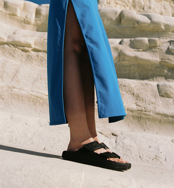 Sandal Etna från VEJA. Etna är VEJAs första sandal. Denna nya modell hyllar märkets brasilianska rötter. Mellan stad, natur och äventyr bjuder Etna in oss att utforska och resa.

Färg: Svart

Material:&nbsp;

Övre: Organiskt spårat läder (O.T.)
Foder: Läder
Innersula: Biobaserad E.V.A. (57 %, varav 41 % sockerrör), återvunnen E.V.A. (11 %) och övrigt (32 %)
Yttersula: Gummi från Amazonas (40%), mineralkiseldioxid (23%), återvunnet gummi (10%) och syntetiskt gummi (11%)
Tillverkad i Brasilien