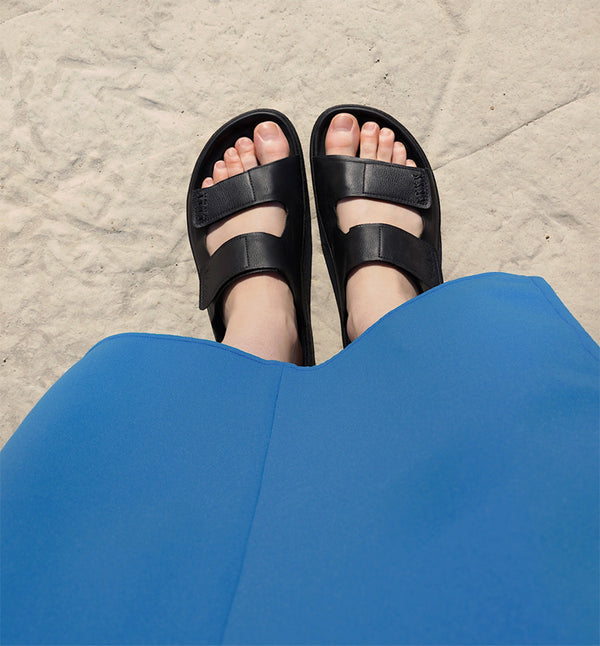 Sandal Etna från VEJA. Etna är VEJAs första sandal. Denna nya modell hyllar märkets brasilianska rötter. Mellan stad, natur och äventyr bjuder Etna in oss att utforska och resa.

Färg: Svart

Material:&nbsp;

Övre: Organiskt spårat läder (O.T.)
Foder: Läder
Innersula: Biobaserad E.V.A. (57 %, varav 41 % sockerrör), återvunnen E.V.A. (11 %) och övrigt (32 %)
Yttersula: Gummi från Amazonas (40%), mineralkiseldioxid (23%), återvunnet gummi (10%) och syntetiskt gummi (11%)
Tillverkad i Brasilien