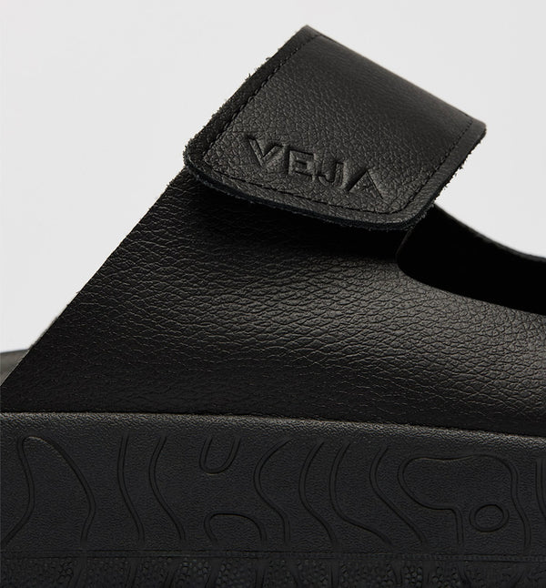 Sandal Etna från VEJA. Etna är VEJAs första sandal. Denna nya modell hyllar märkets brasilianska rötter. Mellan stad, natur och äventyr bjuder Etna in oss att utforska och resa.

Färg: Svart

Material:&nbsp;

Övre: Organiskt spårat läder (O.T.)
Foder: Läder
Innersula: Biobaserad E.V.A. (57 %, varav 41 % sockerrör), återvunnen E.V.A. (11 %) och övrigt (32 %)
Yttersula: Gummi från Amazonas (40%), mineralkiseldioxid (23%), återvunnet gummi (10%) och syntetiskt gummi (11%)
Tillverkad i Brasilien