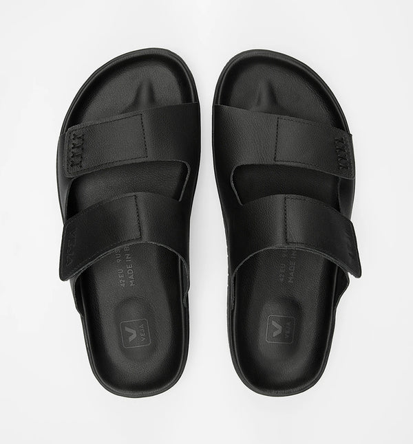 Sandal Etna från VEJA. Etna är VEJAs första sandal. Denna nya modell hyllar märkets brasilianska rötter. Mellan stad, natur och äventyr bjuder Etna in oss att utforska och resa.

Färg: Svart

Material:&nbsp;

Övre: Organiskt spårat läder (O.T.)
Foder: Läder
Innersula: Biobaserad E.V.A. (57 %, varav 41 % sockerrör), återvunnen E.V.A. (11 %) och övrigt (32 %)
Yttersula: Gummi från Amazonas (40%), mineralkiseldioxid (23%), återvunnet gummi (10%) och syntetiskt gummi (11%)
Tillverkad i Brasilien