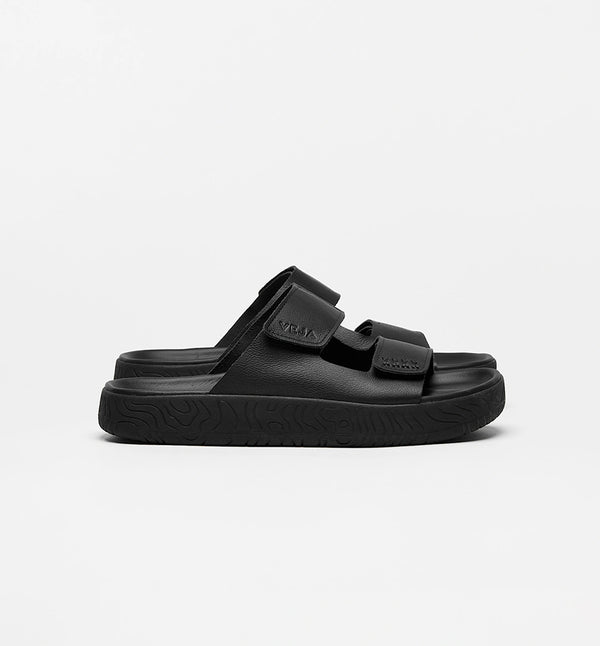 Sandal Etna från VEJA. Etna är VEJAs första sandal. Denna nya modell hyllar märkets brasilianska rötter. Mellan stad, natur och äventyr bjuder Etna in oss att utforska och resa.

Färg: Svart

Material:&nbsp;

Övre: Organiskt spårat läder (O.T.)
Foder: Läder
Innersula: Biobaserad E.V.A. (57 %, varav 41 % sockerrör), återvunnen E.V.A. (11 %) och övrigt (32 %)
Yttersula: Gummi från Amazonas (40%), mineralkiseldioxid (23%), återvunnet gummi (10%) och syntetiskt gummi (11%)
Tillverkad i Brasilien