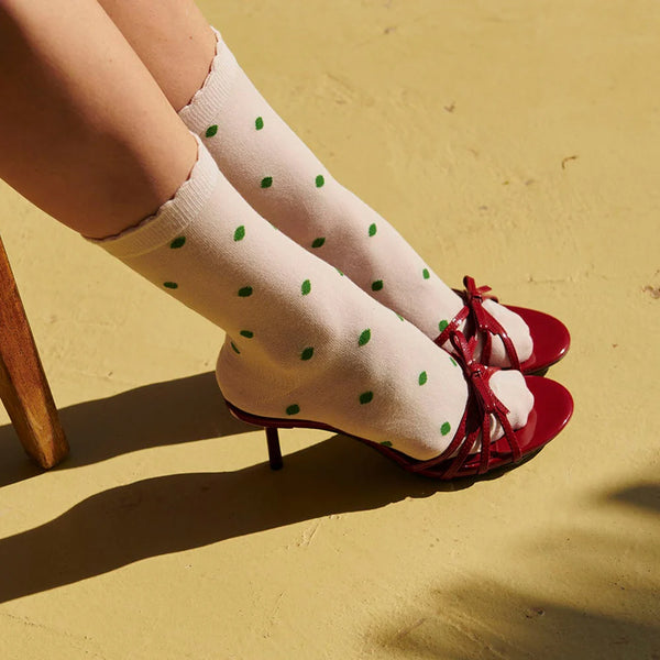 Prickiga strumpor Etta i bomullsblandning från mpDenmark. Förstärkt häl och tå. Strumporna certifierade enligt STANDARD 100 av OEKO-TEX®.

Färg: Ljust Champagnerosa med gröna prickar.&nbsp;

Material: 80% bomull, 17% polyamid, 3% elastan

Tillverkad i: Lettland

Skötselråd: Fintvätt 40 grader