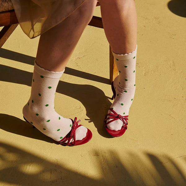 Prickiga strumpor Etta i bomullsblandning från mpDenmark. Förstärkt häl och tå. Strumporna certifierade enligt STANDARD 100 av OEKO-TEX®.

Färg: Ljust Champagnerosa med gröna prickar.&nbsp;

Material: 80% bomull, 17% polyamid, 3% elastan

Tillverkad i: Lettland

Skötselråd: Fintvätt 40 grader