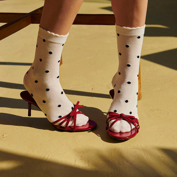 Prickiga strumpor Etta i bomullsblandning från mpDenmark. Förstärkt häl och tå. Strumporna certifierade enligt STANDARD 100 av OEKO-TEX®.

Färg: Gräddvita med svarta prickar

Material: 80% bomull, 17% polyamid, 3% elastan

Tillverkad i: Lettland

Skötselråd: Fintvätt 40 grader