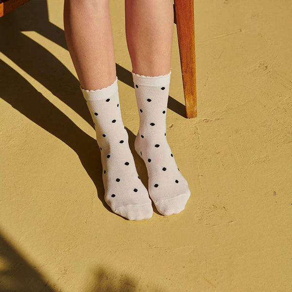 Prickiga strumpor Etta i bomullsblandning från mpDenmark. Förstärkt häl och tå. Strumporna certifierade enligt STANDARD 100 av OEKO-TEX®.

Färg: Gräddvita med svarta prickar

Material: 80% bomull, 17% polyamid, 3% elastan

Tillverkad i: Lettland

Skötselråd: Fintvätt 40 grader