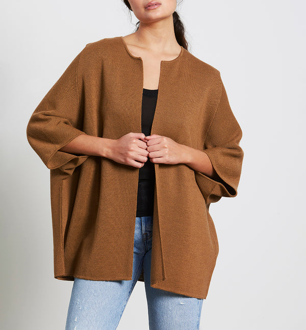Kimonokofta Evi från Sibin Linnebjerg. Evi har en avslappnad passform med korta ärmar, stickad i en mjuk merinoullsblandning.

Färg: Fox

Material: 50% merinoull, 50% akryl. Certifierad mulesingfri ull. Garnet kommer från Italien.

Tillverkad i: Serbien&nbsp;