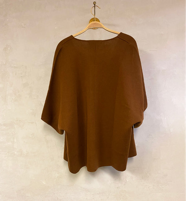 Kimonokofta Evi från Sibin Linnebjerg. Evi har en avslappnad passform med korta ärmar, stickad i en mjuk merinoullsblandning.

Färg: Fox

Material: 50% merinoull, 50% akryl. Certifierad mulesingfri ull. Garnet kommer från Italien.

Tillverkad i: Serbien&nbsp;