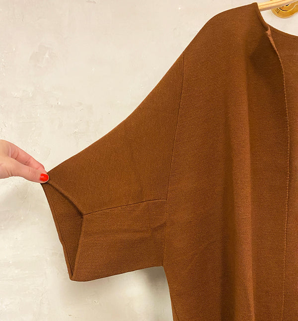 Kimonokofta Evi från Sibin Linnebjerg. Evi har en avslappnad passform med korta ärmar, stickad i en mjuk merinoullsblandning.

Färg: Fox

Material: 50% merinoull, 50% akryl. Certifierad mulesingfri ull. Garnet kommer från Italien.

Tillverkad i: Serbien&nbsp;