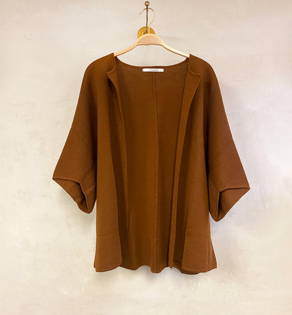 Kimonokofta Evi från Sibin Linnebjerg. Evi har en avslappnad passform med korta ärmar, stickad i en mjuk merinoullsblandning.

Färg: Fox

Material: 50% merinoull, 50% akryl. Certifierad mulesingfri ull. Garnet kommer från Italien.

Tillverkad i: Serbien&nbsp;