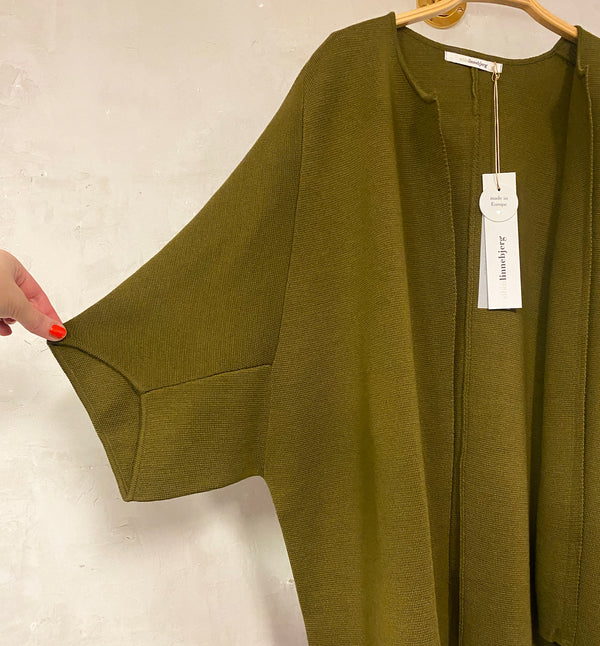 Kimonokofta Evi från Sibin Linnebjerg. Lite boxig, öppen kofta med kortare ärm. Fin att bära över topp eller klänning.

Färg: Olivgrön

Material: 50% merinoull, 50% akryl. Certifierad mulesingfri ull. Garnet kommer från Italien.

Tillverkad i: Serbien&nbsp;