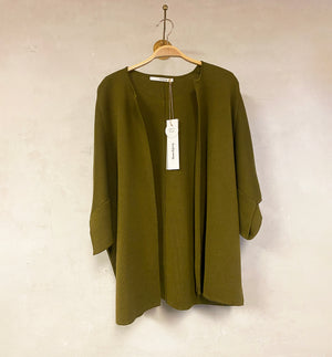 Kimonokofta Evi från Sibin Linnebjerg. Lite boxig, öppen kofta med kortare ärm. Fin att bära över topp eller klänning.

Färg: Olivgrön

Material: 50% merinoull, 50% akryl. Certifierad mulesingfri ull. Garnet kommer från Italien.

Tillverkad i: Serbien&nbsp;