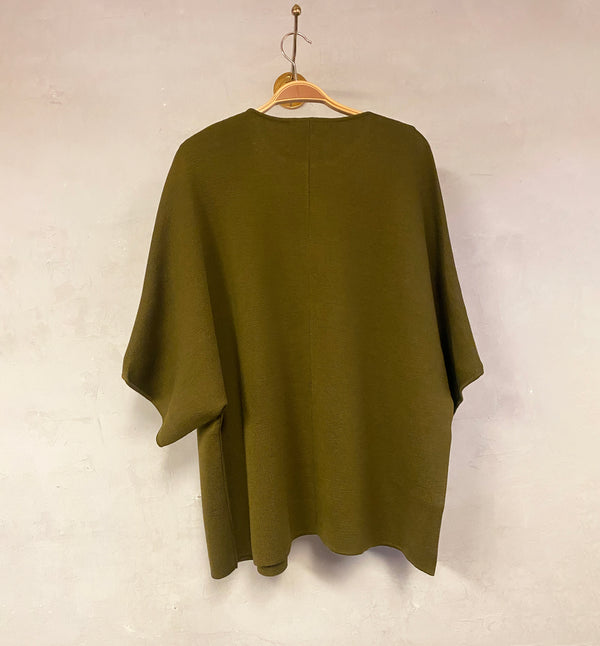 Kimonokofta Evi från Sibin Linnebjerg. Lite boxig, öppen kofta med kortare ärm. Fin att bära över topp eller klänning.

Färg: Olivgrön

Material: 50% merinoull, 50% akryl. Certifierad mulesingfri ull. Garnet kommer från Italien.

Tillverkad i: Serbien&nbsp;