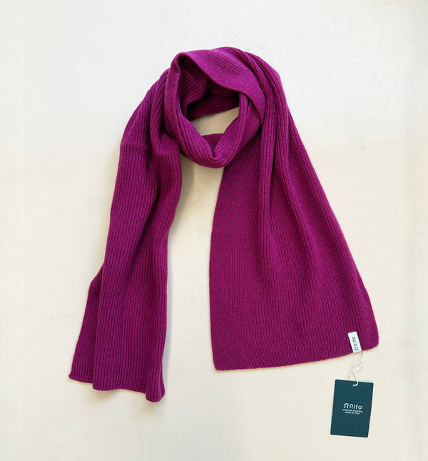 Halsduk Federicò&nbsp;från Rifò i återvunnen kashmir. Ribbstickad i härligt mjuk kashmir från Italien.&nbsp;

Färg: Cerise

Material:&nbsp;95% återvunnen kashmir, 5% återvunnen ull.&nbsp;Kashmirgarnet återvinns av den lokala "Cenciaiolis" från Prato och det är GRS (Global Recycled Standard) certifierat.

Skötselråd:&nbsp;Handtvätt

Tillverkad:&nbsp;i Prato, Italien.