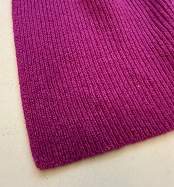 Halsduk Federicò&nbsp;från Rifò i återvunnen kashmir. Ribbstickad i härligt mjuk kashmir från Italien.&nbsp;

Färg: Cerise

Material:&nbsp;95% återvunnen kashmir, 5% återvunnen ull.&nbsp;Kashmirgarnet återvinns av den lokala "Cenciaiolis" från Prato och det är GRS (Global Recycled Standard) certifierat.

Skötselråd:&nbsp;Handtvätt

Tillverkad:&nbsp;i Prato, Italien.