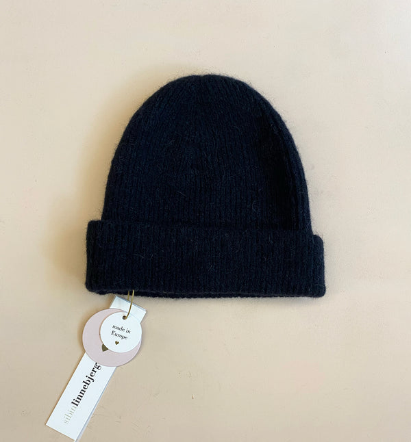 Stickad mössa i mjuk alpackablandning.&nbsp;

Färg: Svart

Material: 48% baby alpackaull, 20% ull, 30% polyamid, 2% elastan.

Tillverkad i: Serbien

Tvätt:&nbsp;30 grader fintvätt